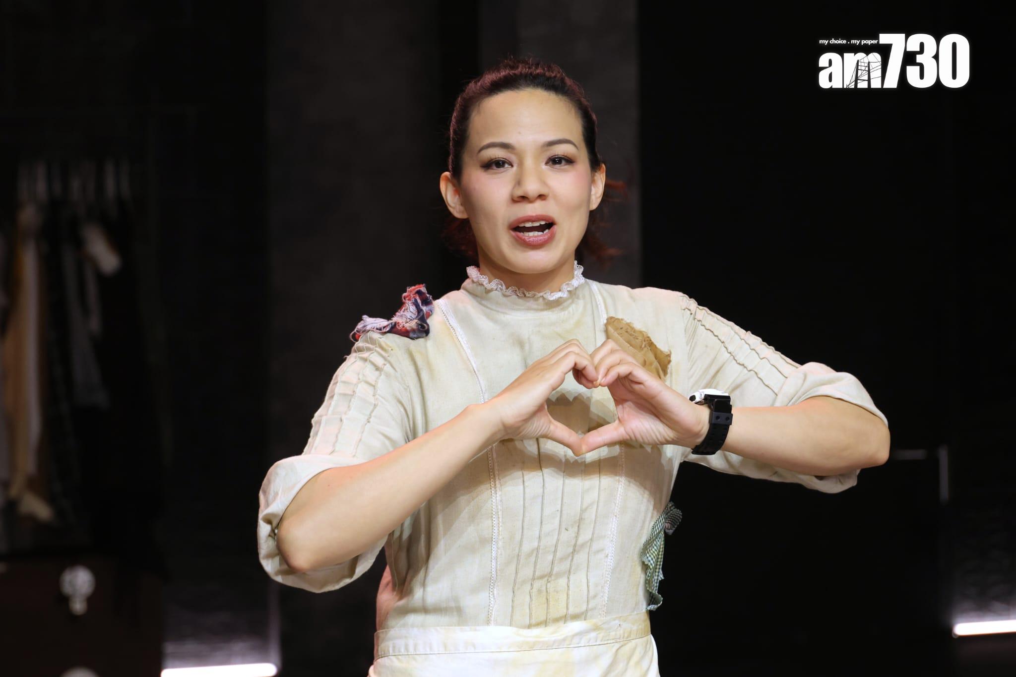 韋羅莎完成50集《笨蕉大劇院》的舞台上向觀眾送心。(娛樂組攝)