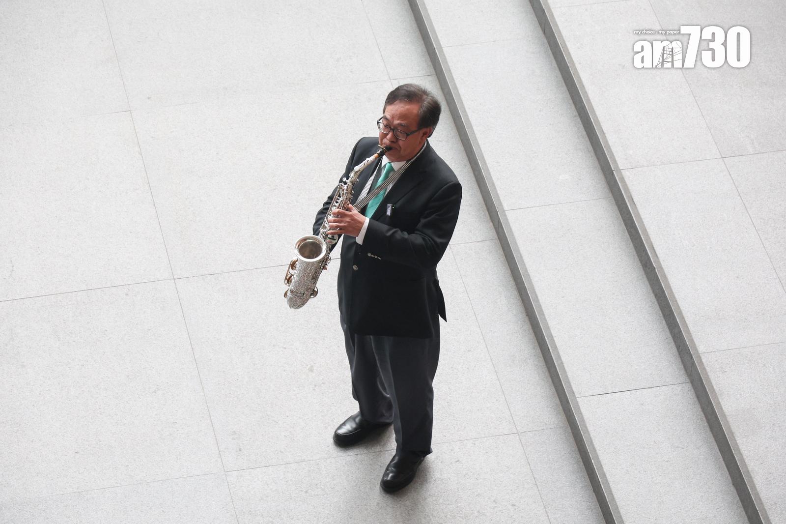 立法會本屆會期最後一次會議結束,宣布退下火線的經民聯主席盧偉國於立法會地下吹奏色士風。(周令知攝)