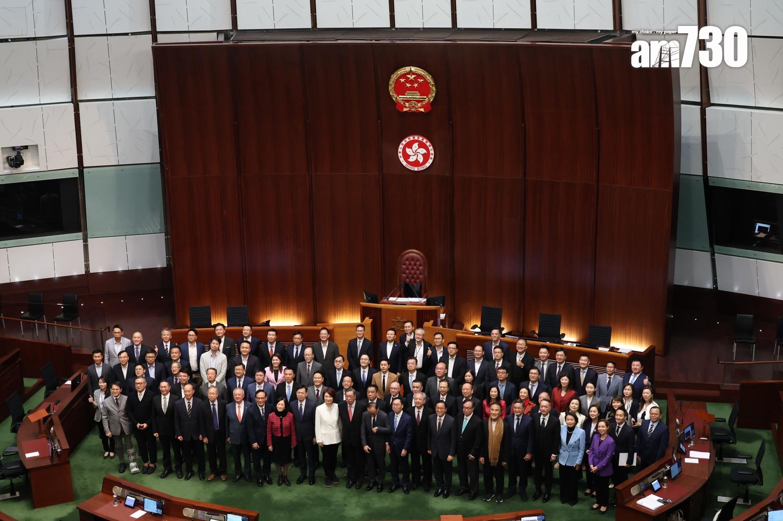 立法會本屆會期最後一次會議結束,議員在會議廳拍攝大合照。(周令知攝)