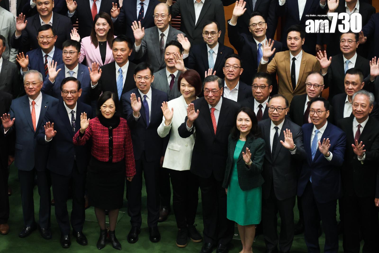 立法會本屆會期最後一次會議結束,議員在會議廳拍攝合照。(周令知攝)