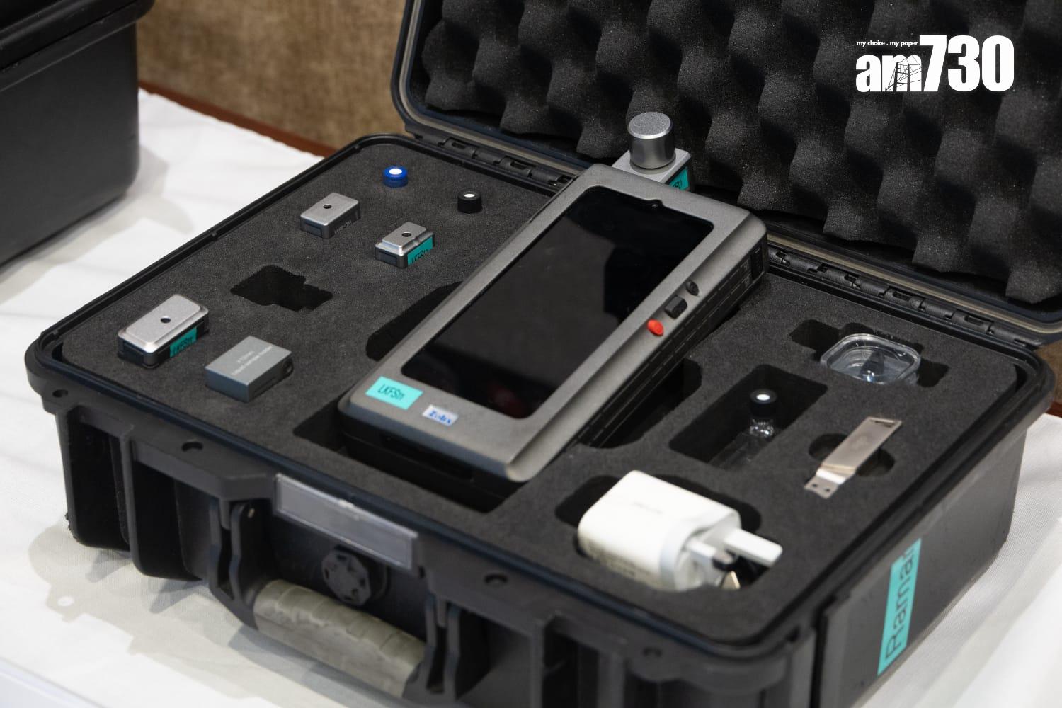 手提拉曼光譜分析儀可辨析液體種類。(周令知攝)