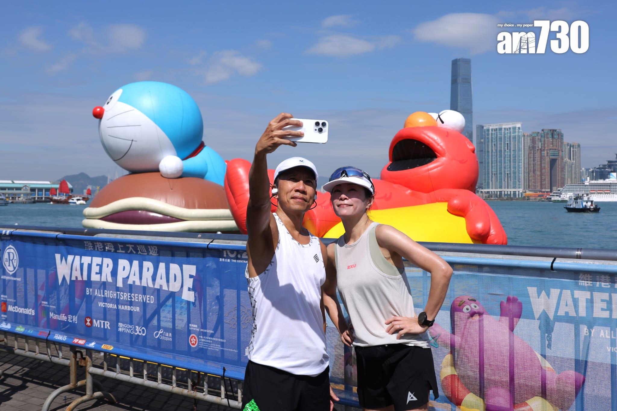 維港海上大巡遊呈現4卡通海上充氣雕塑(林俊源攝)