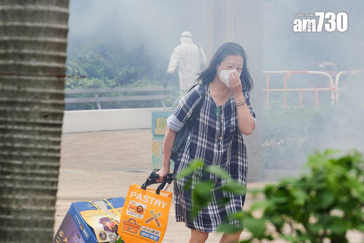 政府在患者寓所和曾到訪地點一帶加強滅蚊。(吳康琦攝)