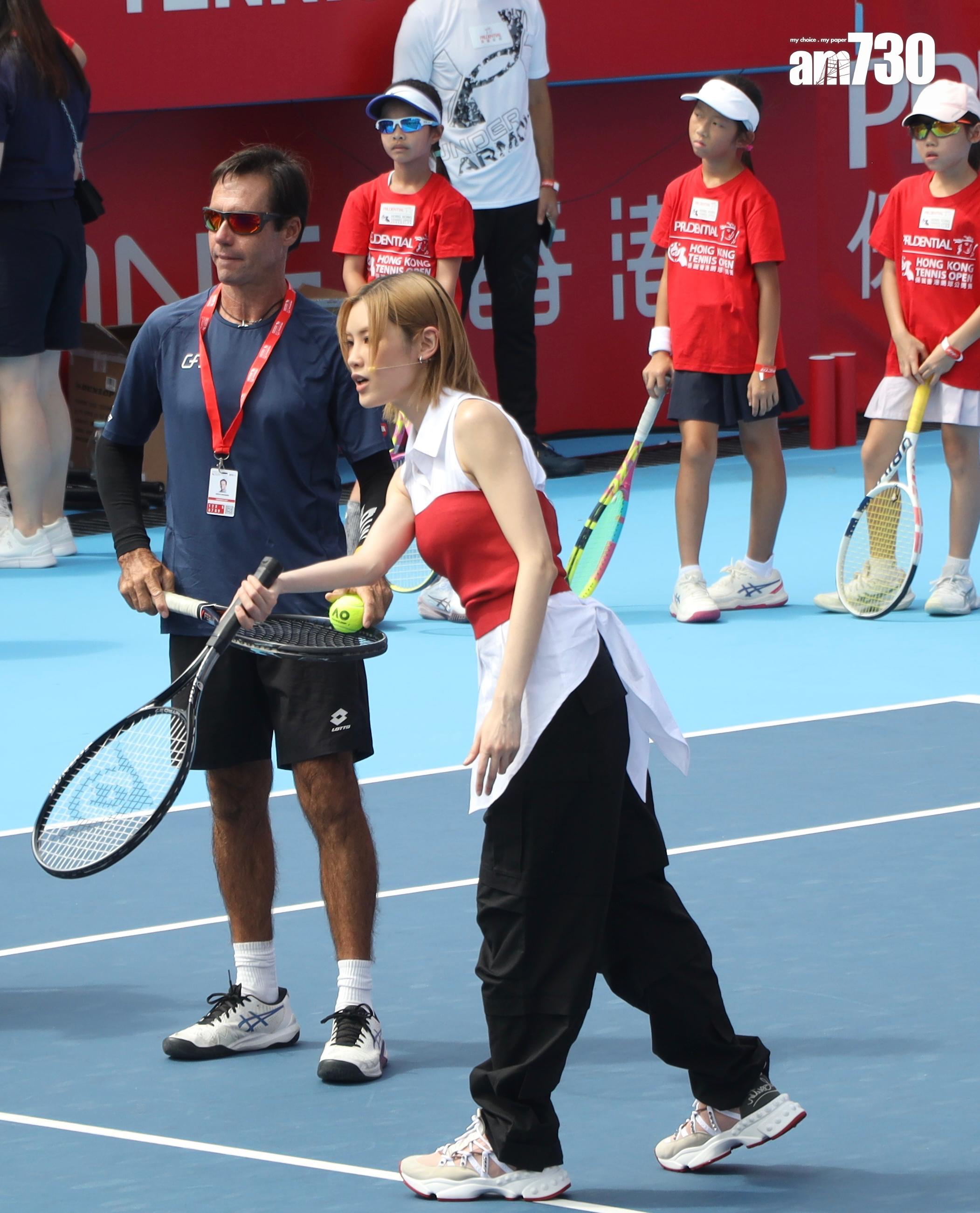 陳蕾首次接觸網球,被MC張天賦笑指「有姿勢」。(娛樂組攝)