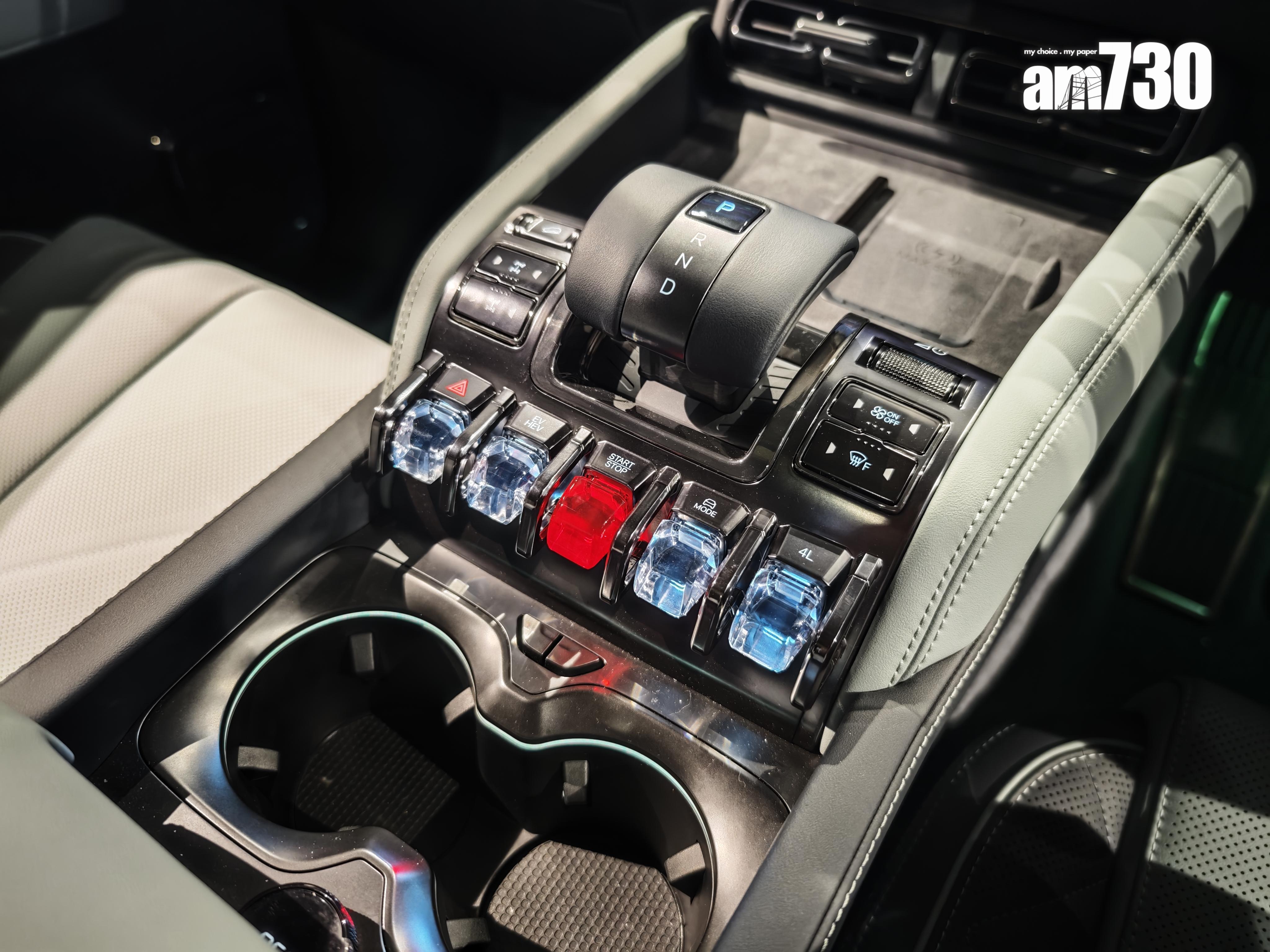 DENZA B5中控台有水晶般按鍵、短小的滑鼠型波棍等,設計有型。