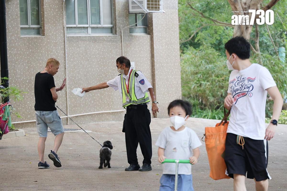 政府在患者寓所和曾到訪地點一帶加強滅蚊。(吳康琦攝)