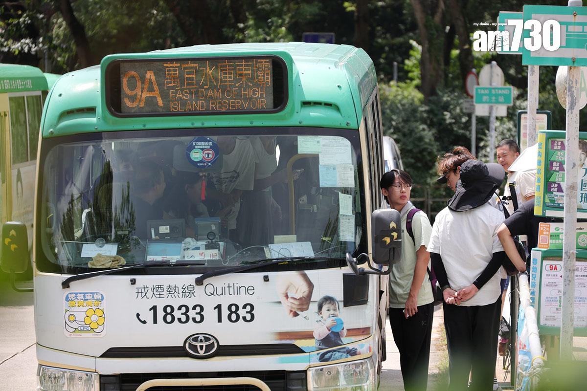 新界專綫小巴9A線用車數量在黃金周期間,由4輛增至最少30輛。(吳康琦攝)