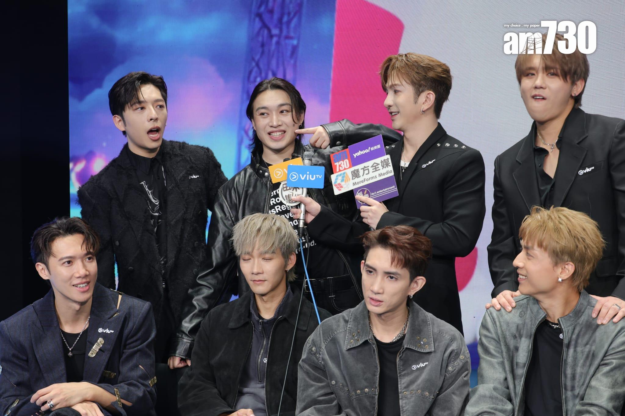 眾人熱烈討論Jer臉上的星星。(吳康琦攝)