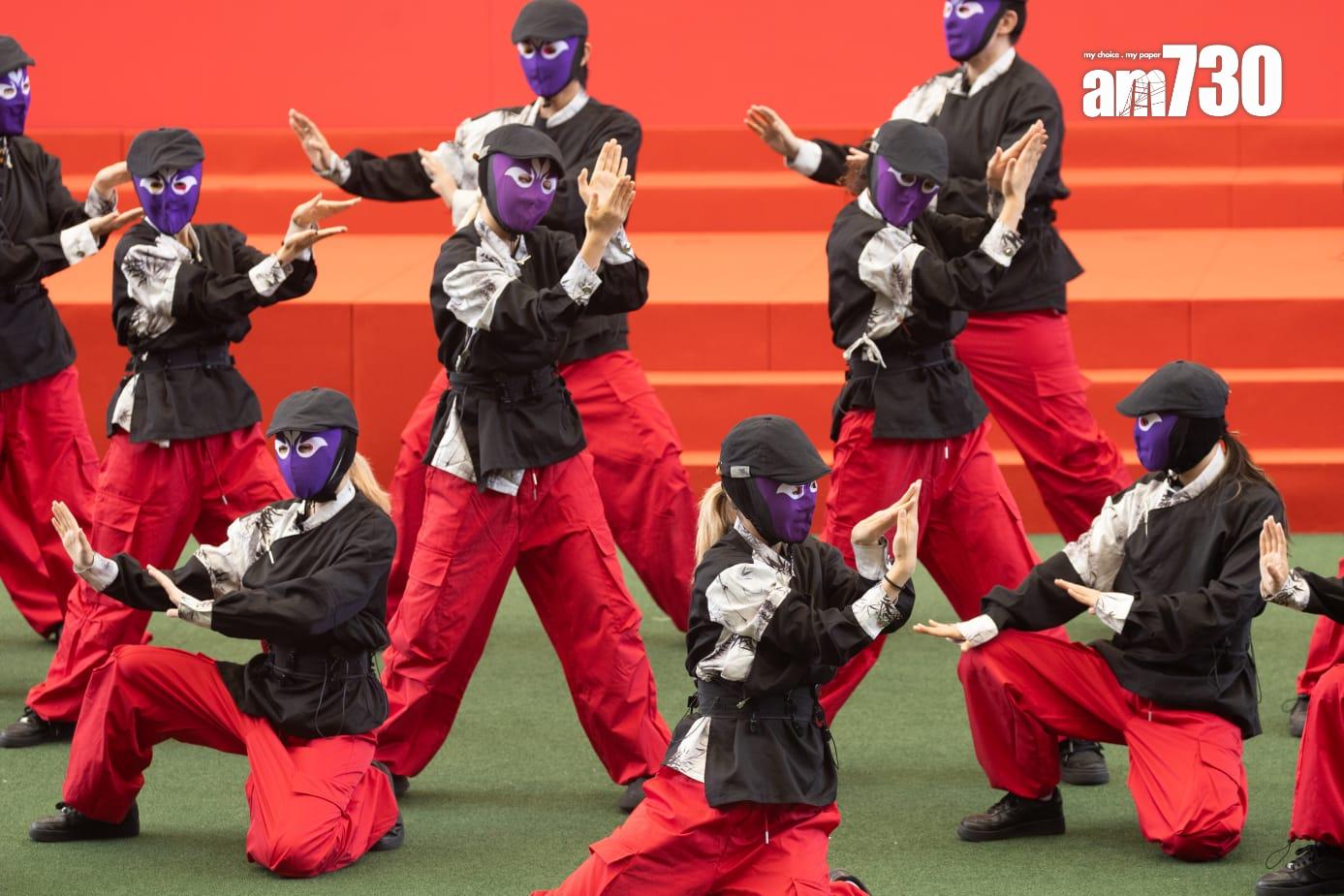 成都舞團HOMIES結合傳統藝術變臉與街舞,為「國慶賽馬日」表演。(蘇文傑攝)