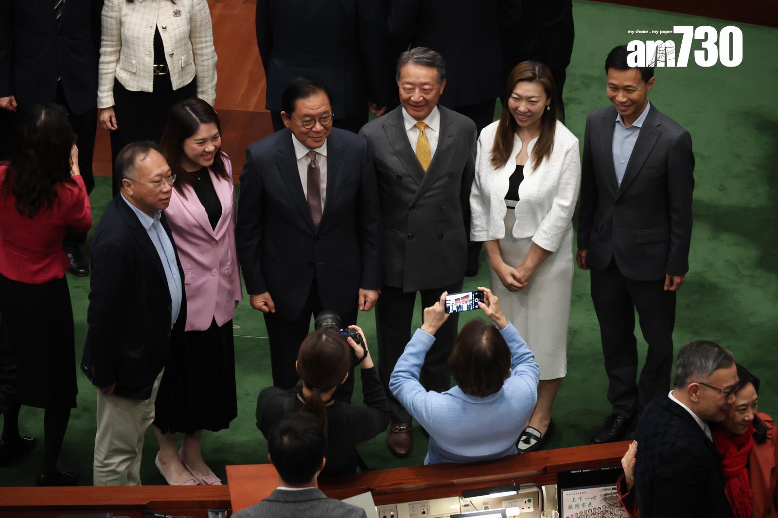 立法會本屆會期最後一次會議結束,議員在會議廳拍攝合照。(周令知攝)