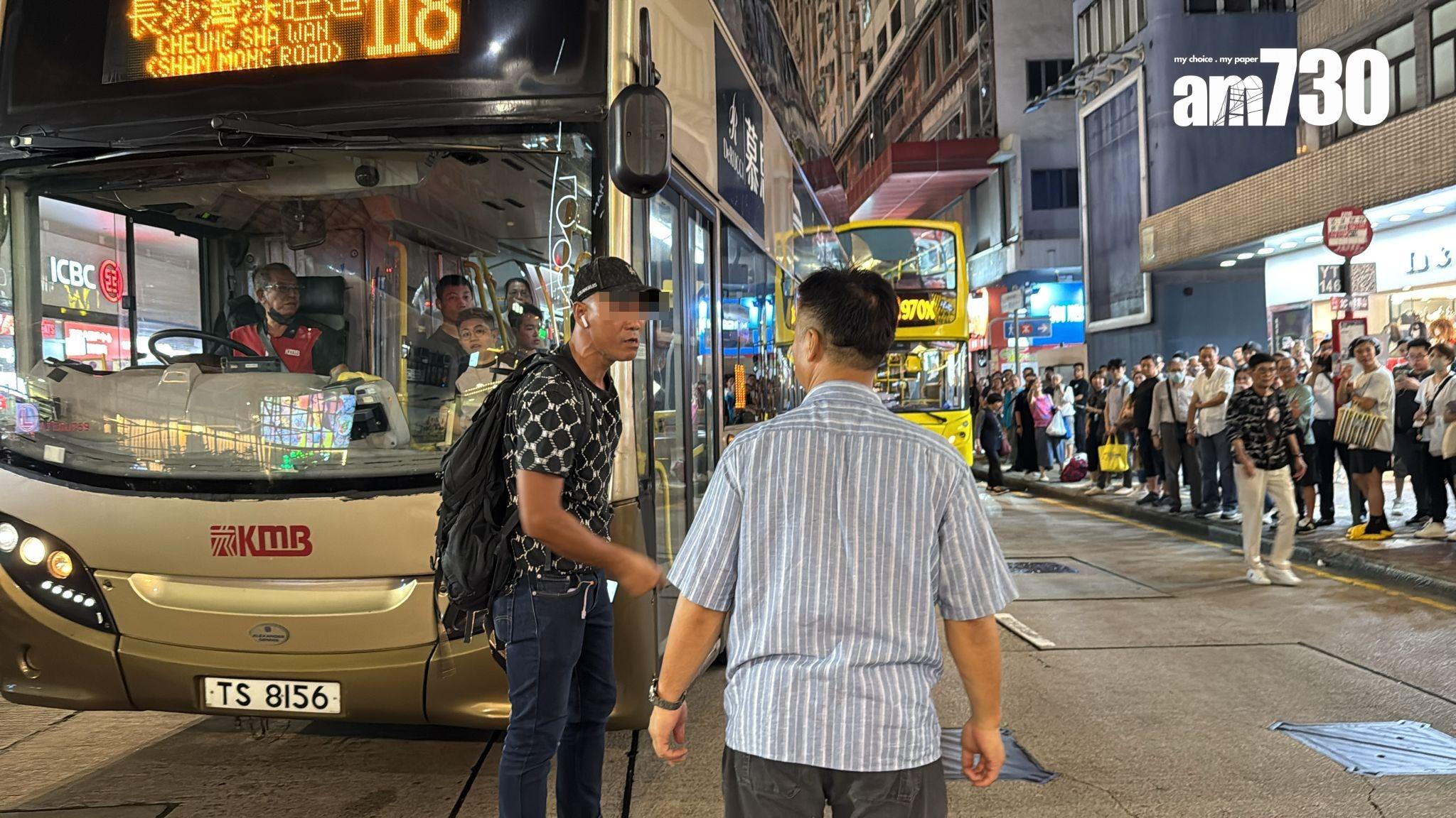 彌敦道發生懷疑醉酒鬧事事件,一名中年漢稱被一輛九巴拒載,於馬路中央阻擋巴士開出,男子離遠見到警察到場欲試圖離開,最後被阻截後由救護車帶走。(《am730》記者攝)