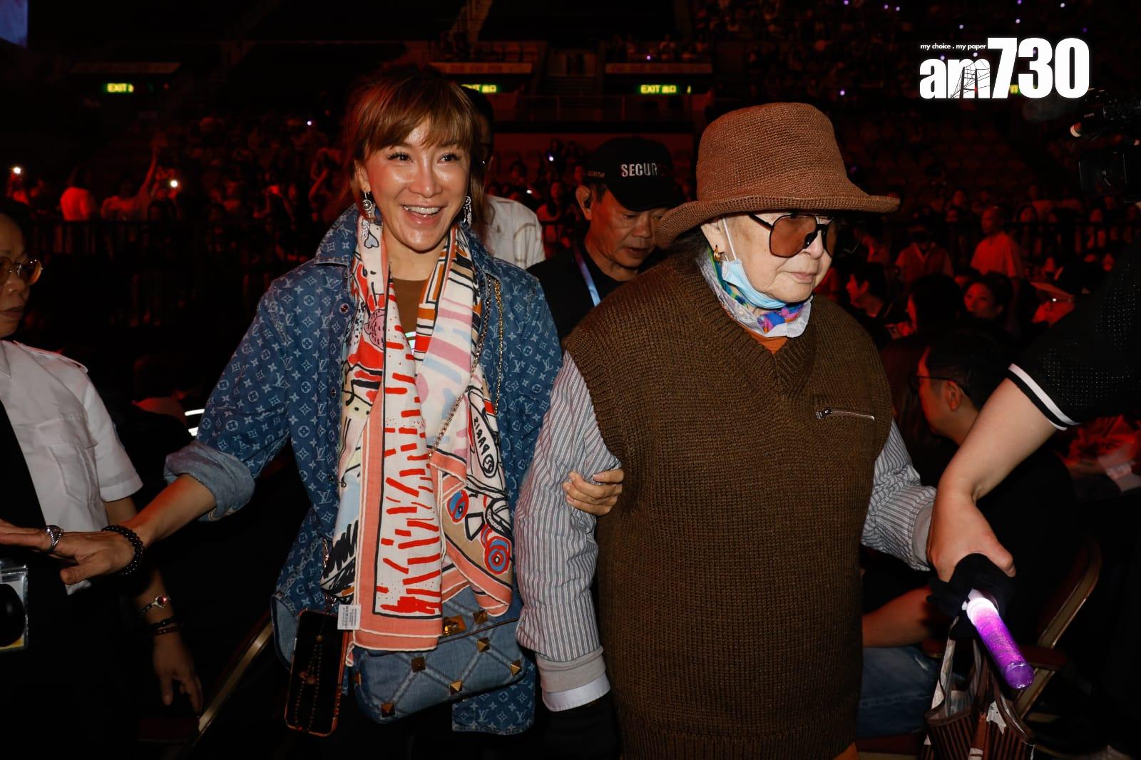 杜德偉巡迴演唱會舉行香港站尾場,李思林與母親結伴入場支持。(蘇文傑攝)