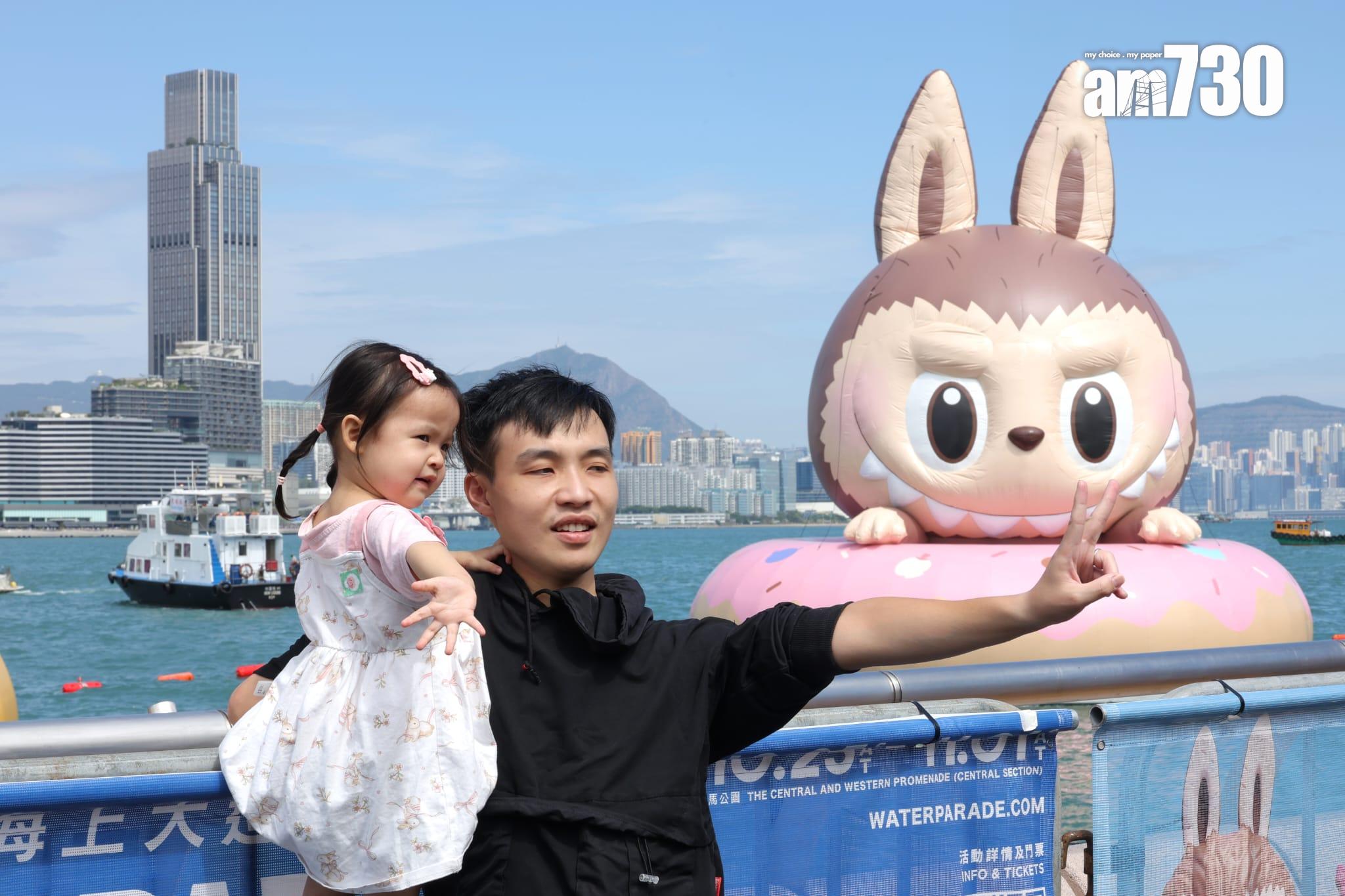 維港海上大巡遊呈現4卡通海上充氣雕塑(林俊源攝)