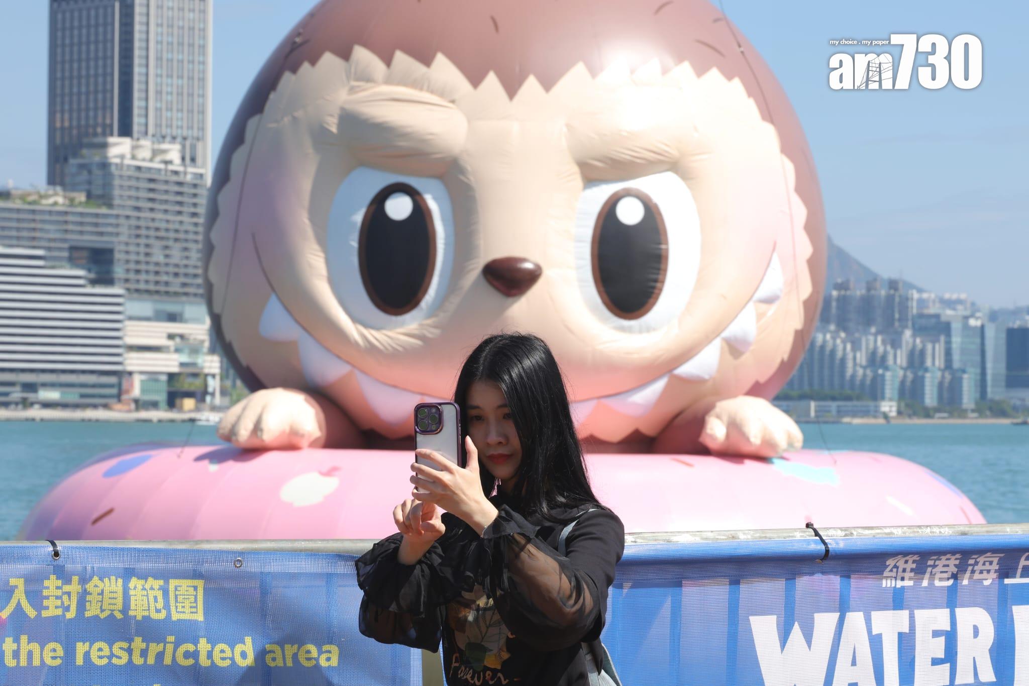 維港海上大巡遊呈現4卡通海上充氣雕塑(林俊源攝)