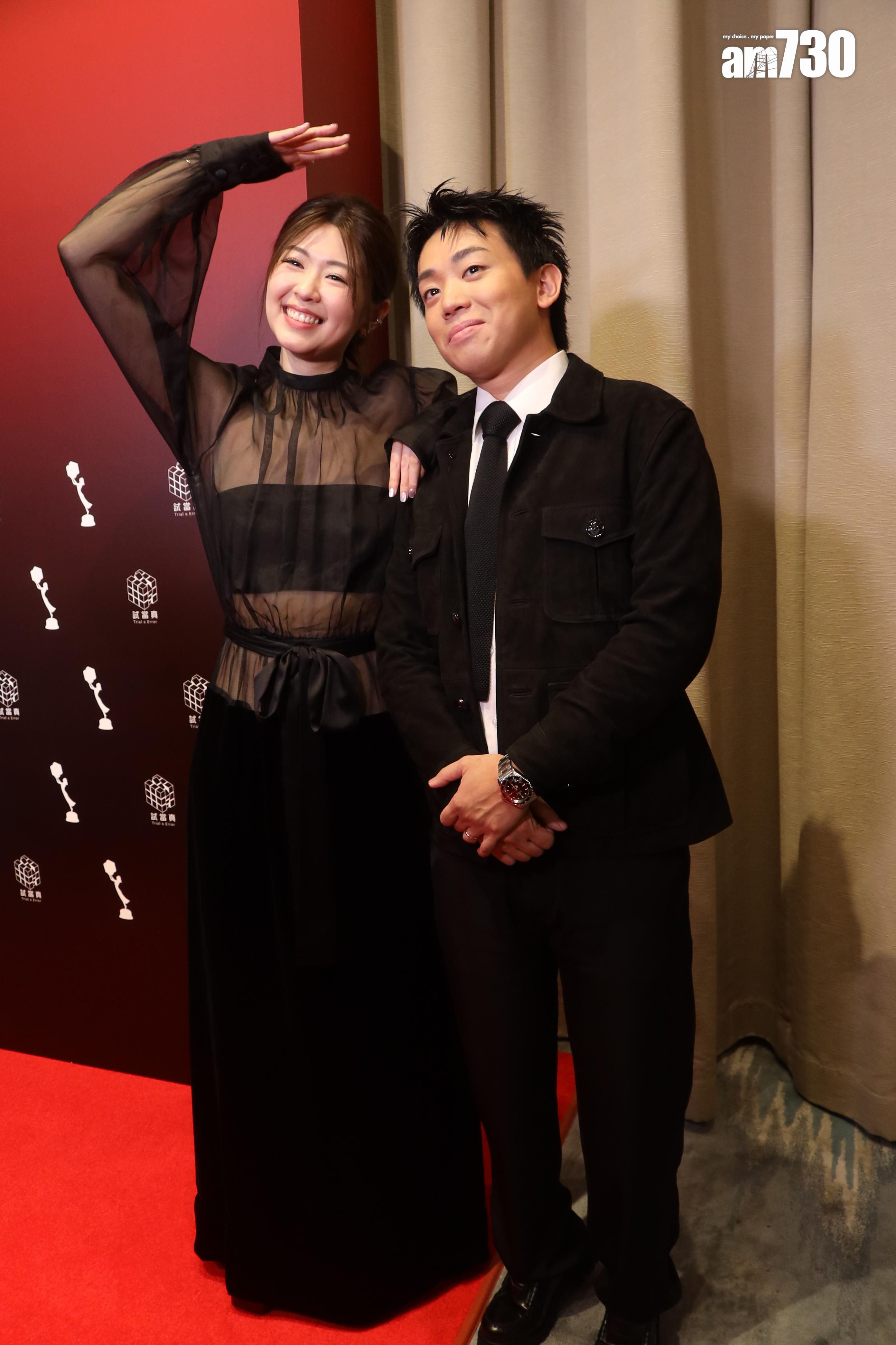 岑珈其趷高腳與Hillary合照時,場面搞笑。(娛樂組攝)