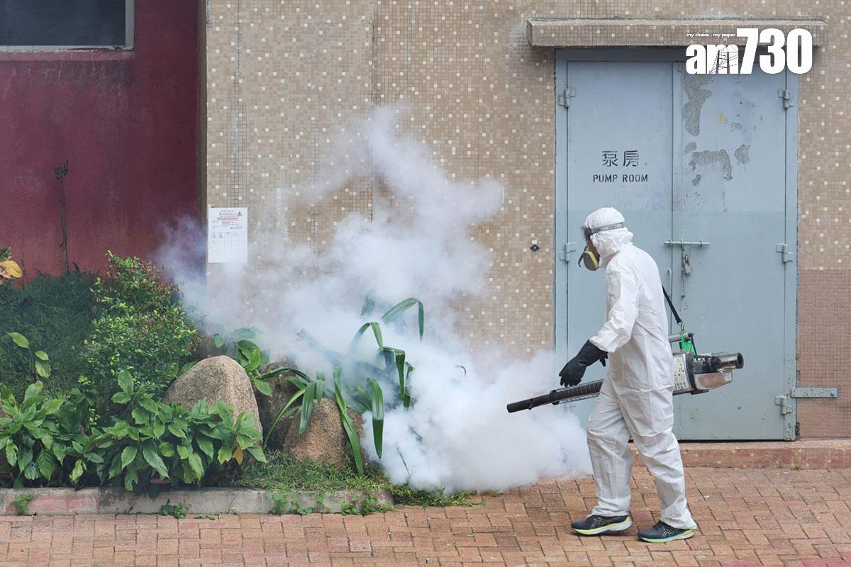 政府在患者寓所和曾到訪地點一帶加強滅蚊。(吳康琦攝)