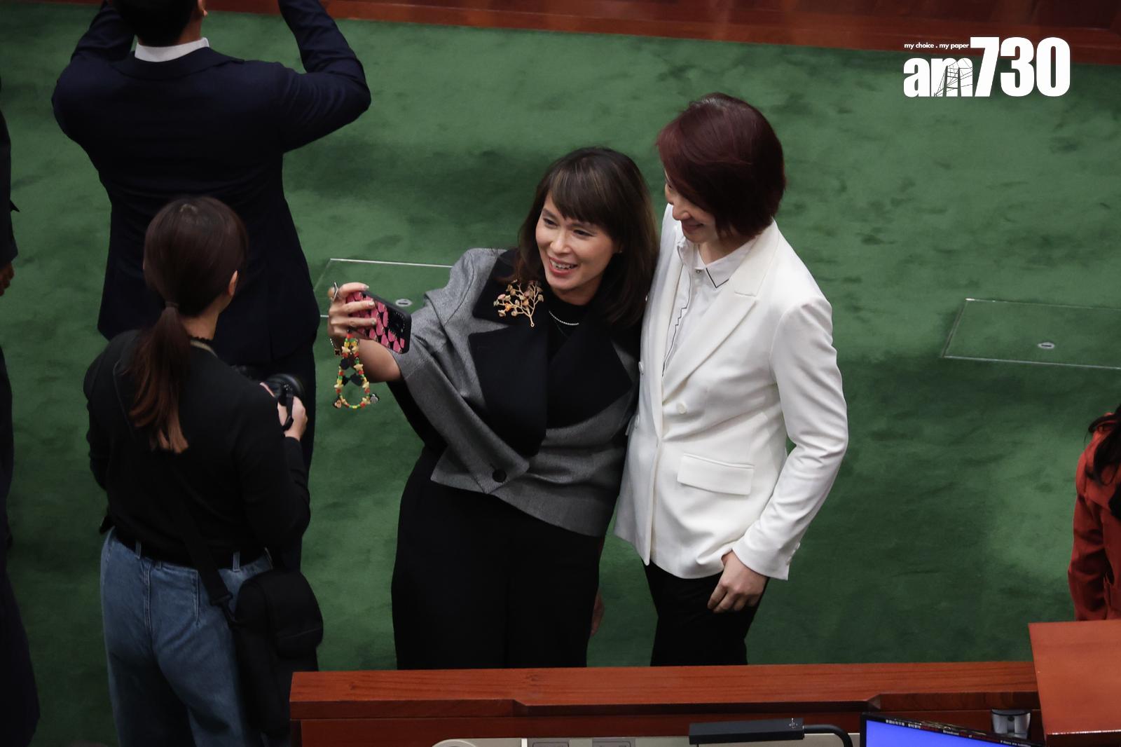 立法會本屆會期最後一次會議結束,江玉歡及李慧琼拍攝合照。(周令知攝)