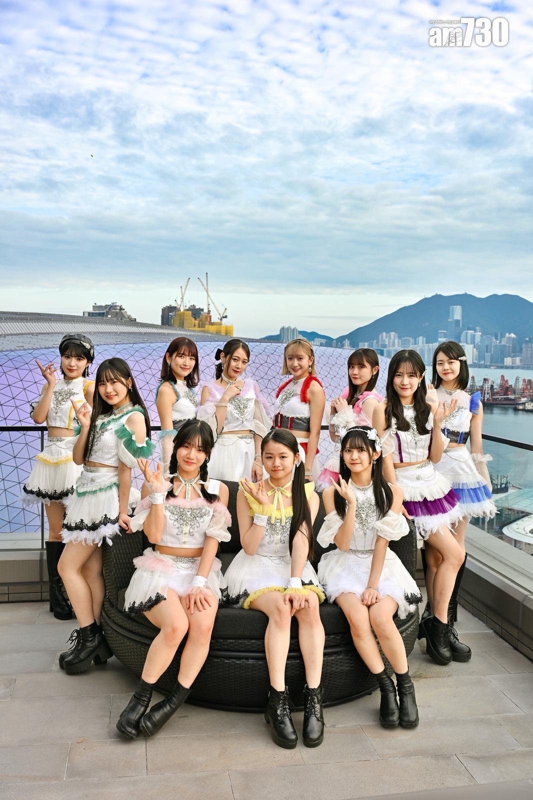 日本女團Tsubaki Factory由谷本安美(後排三軍)擔任隊長,剛滿15歲的新成員西村乙輝(前排中)今年8月才加入。 (娛樂組攝)