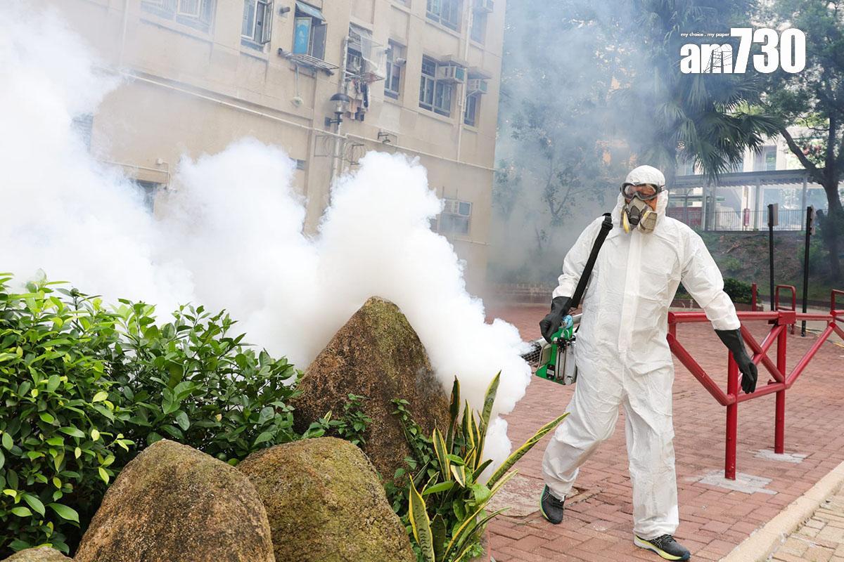 政府在患者寓所和曾到訪地點一帶加強滅蚊。(吳康琦攝)