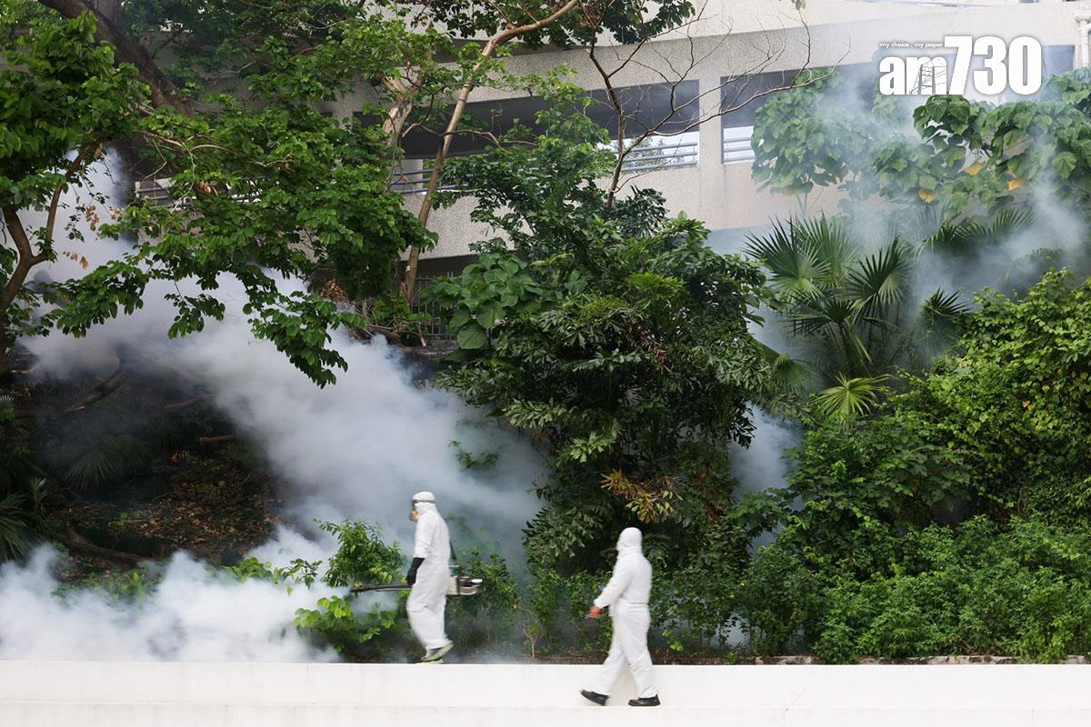 政府在患者寓所和曾到訪地點一帶加強滅蚊。(吳康琦攝)