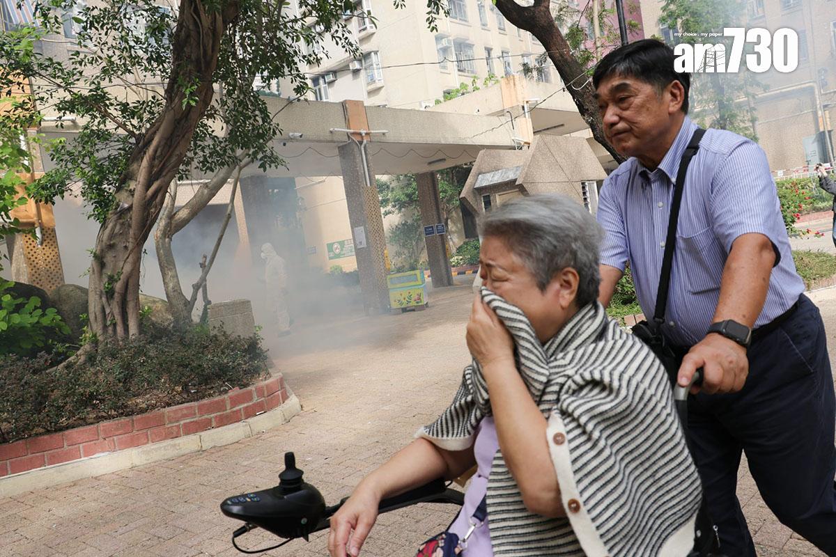 政府在患者寓所和曾到訪地點一帶加強滅蚊。(吳康琦攝)