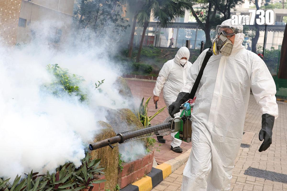 政府在患者寓所和曾到訪地點一帶加強滅蚊。(吳康琦攝)