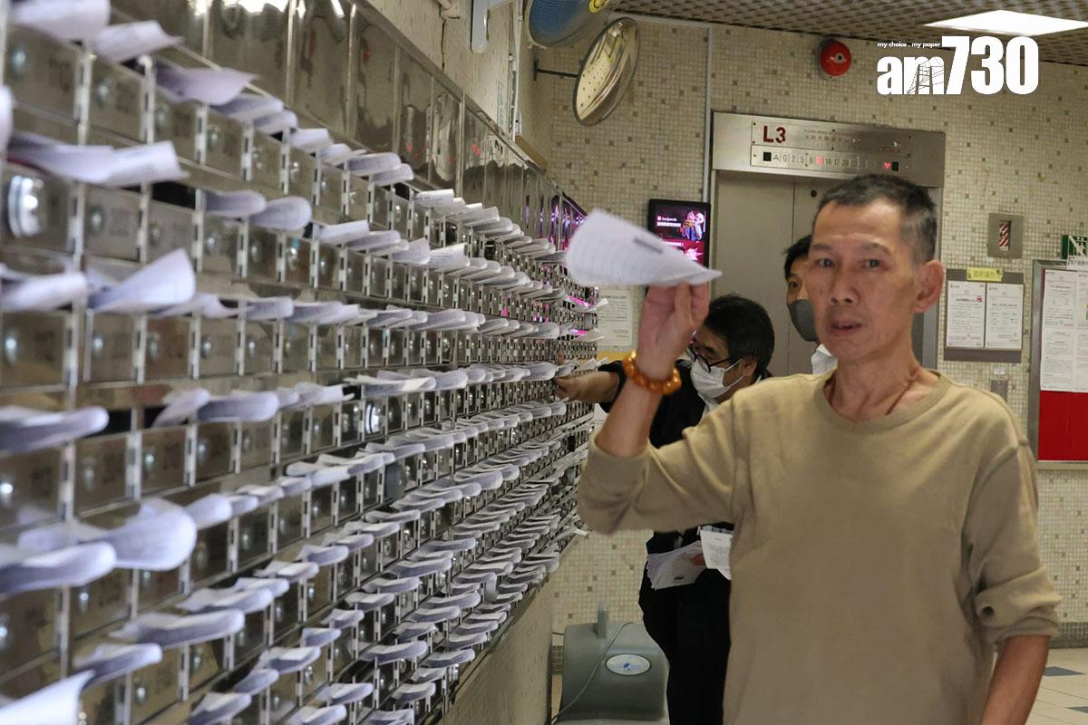 衞生防護中心已向鳳德邨單位派發資訊單張。(吳康琦攝)