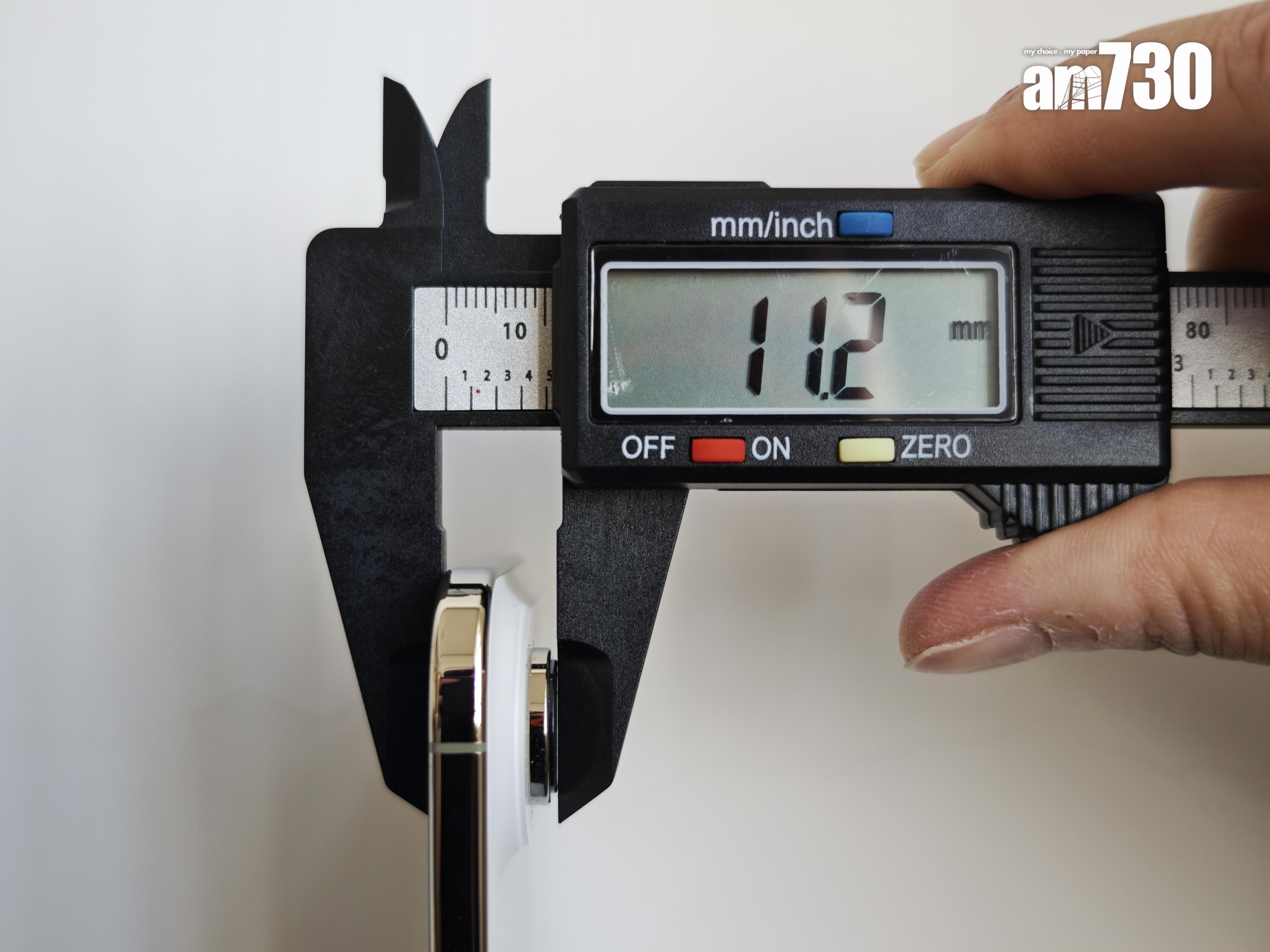 iPhone Air實測連鏡頭厚度。