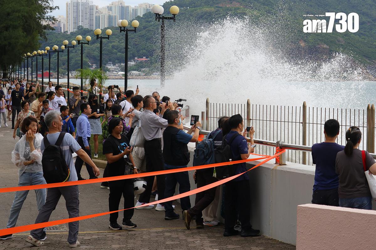 每逢颱風來襲都有不少市民到岸邊觀浪。(資料圖片/鍾式明攝)