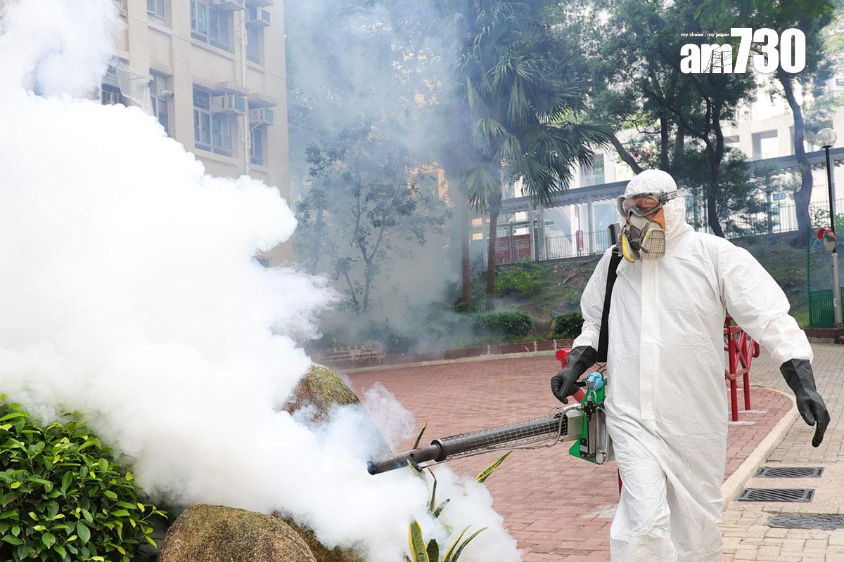 政府在患者寓所和曾到訪地點一帶加強滅蚊。(吳康琦攝)