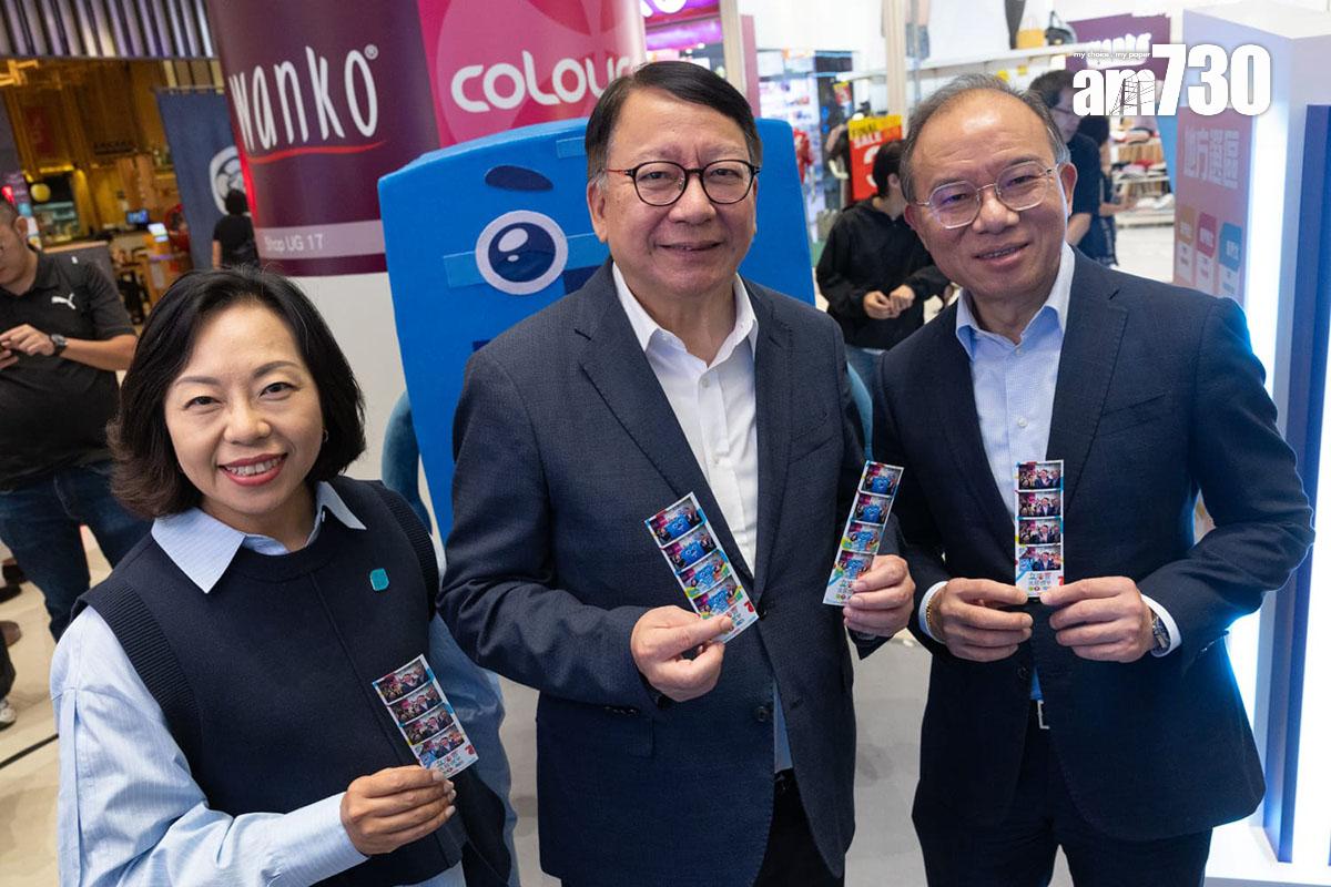 陳國基(中)與曾國衞(右)、麥美娟(左)在「選舉進社區」展覽試玩自拍機。(蘇文傑攝)