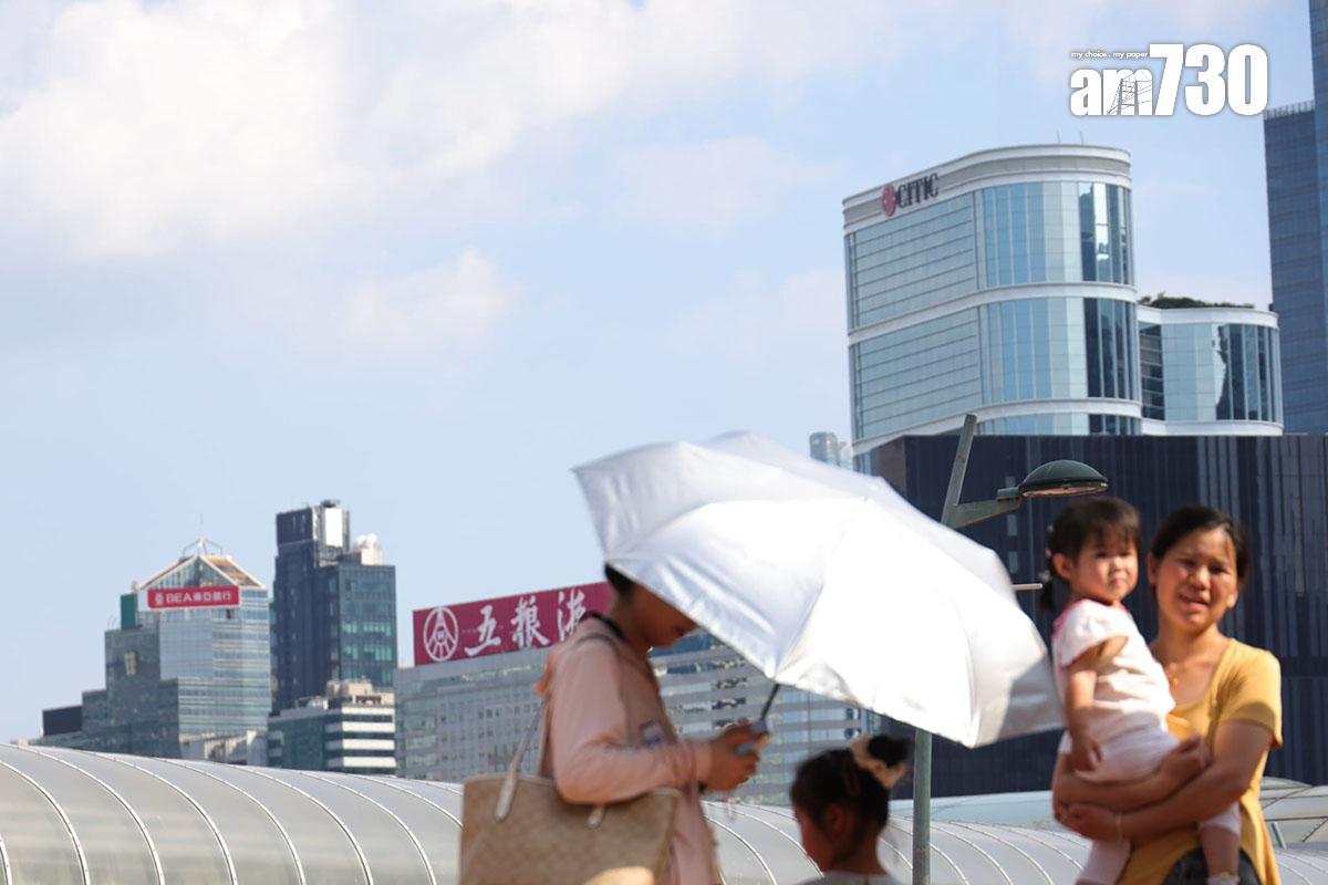 天文台預料,本周初至中期本港風勢持續頗大。(吳康琦攝)