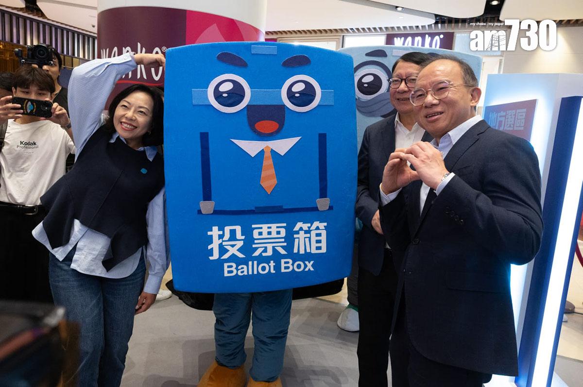 陳國基(中)與曾國衞(右)、麥美娟(左)在「選舉進社區」展覽合影。(蘇文傑攝)