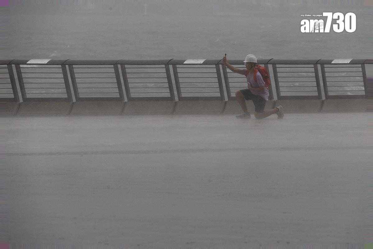 颱風襲港期間,有市民到岸邊感受風力。(資料圖片/蘇文傑攝)