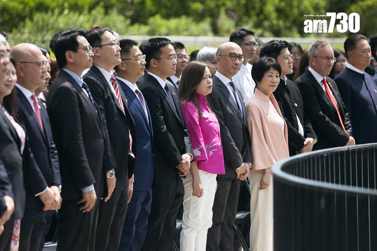 羅淑佩(紅衣者)、沈鳳君(右四)等人,出席啟德體育園開幕後首個國慶升旗儀式。(周令知攝)