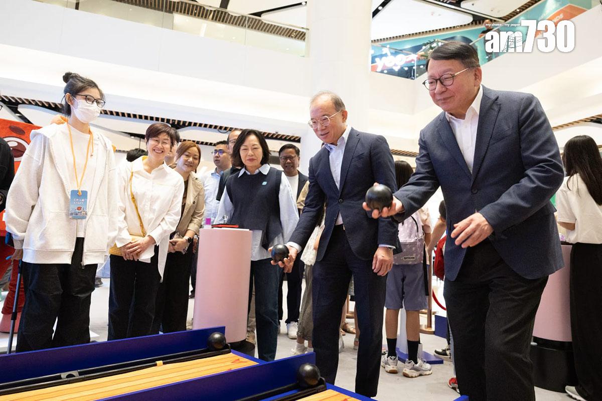 陳國基(右一)與曾國衞(右二)、麥美娟(右三)在「選舉進社區」展覽試玩遊戲。(蘇文傑攝)