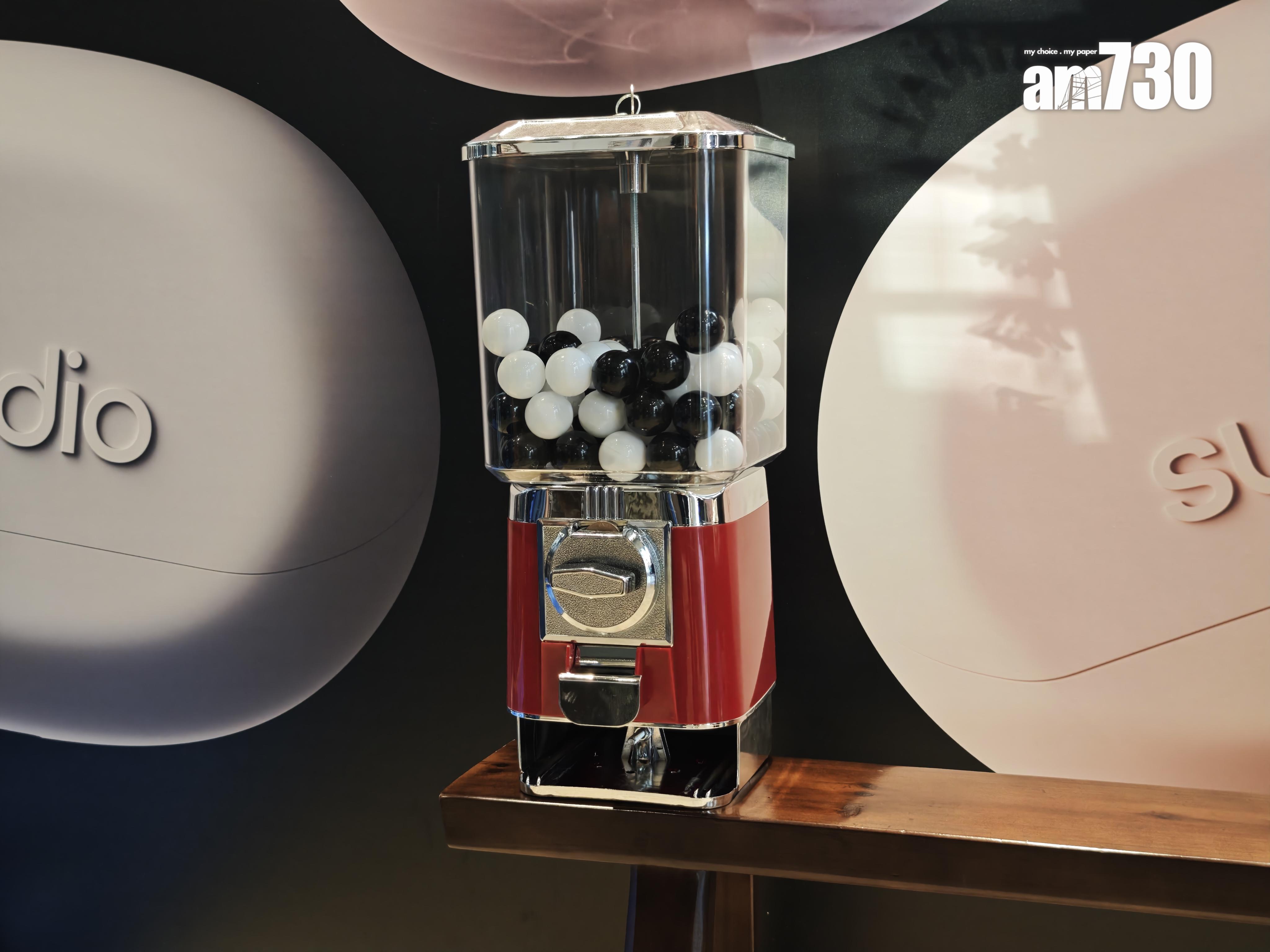 扭蛋機內有耳機、優惠券等禮品。