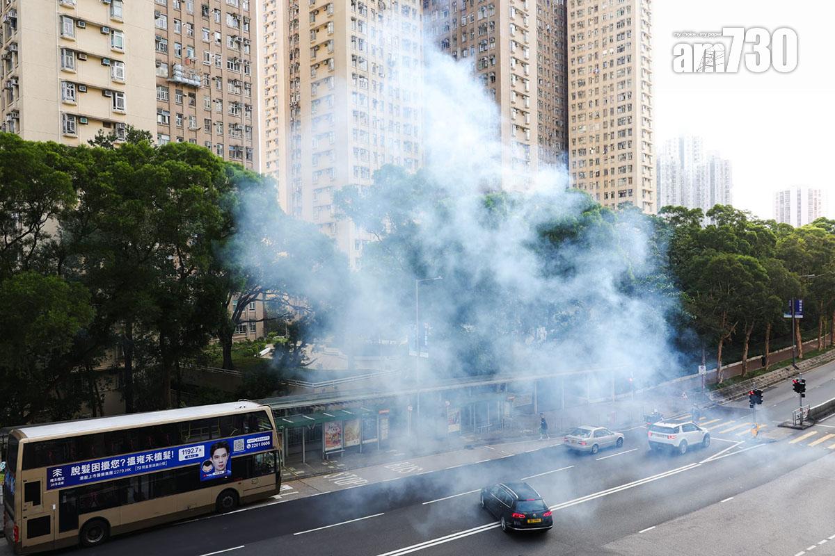 政府在患者寓所和曾到訪地點一帶加強滅蚊。(吳康琦攝)