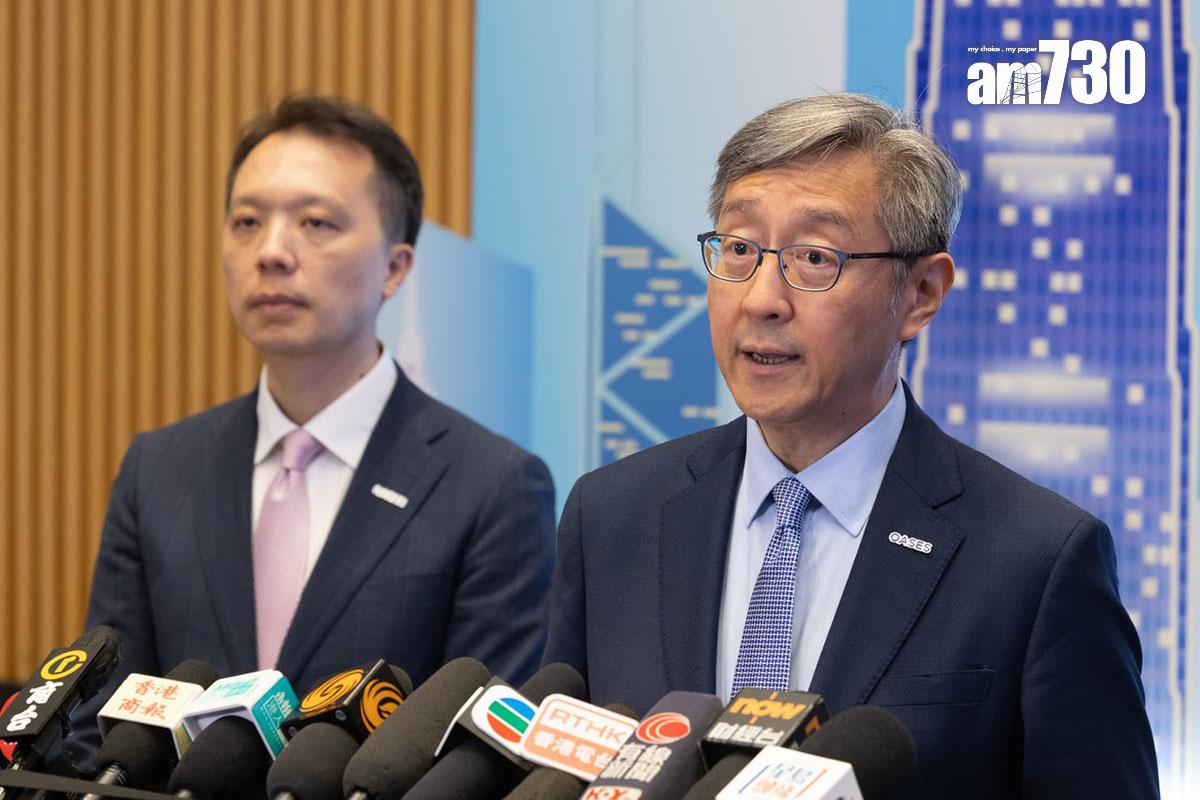 任景信(右)認為,吸引3間全球十大藥企進駐足證本港在創科及生命健康領域的國際吸引力。(蘇文傑攝)