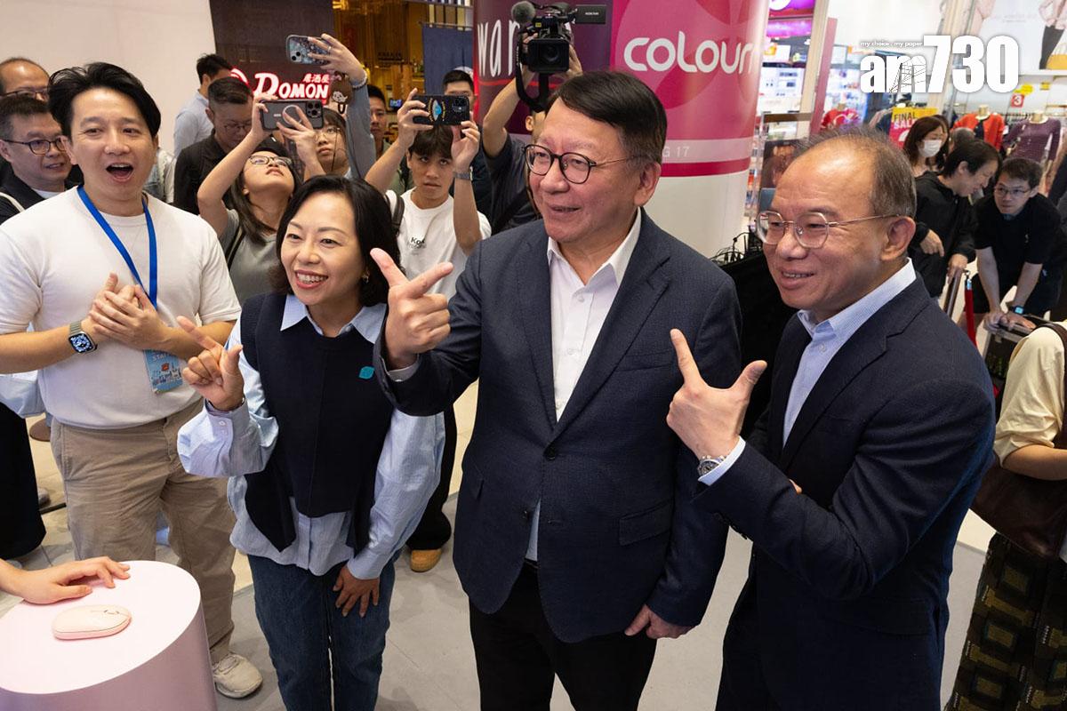 陳國基(中)與曾國衞(右)、麥美娟(左)參觀「選舉進社區」展覽。(蘇文傑攝)