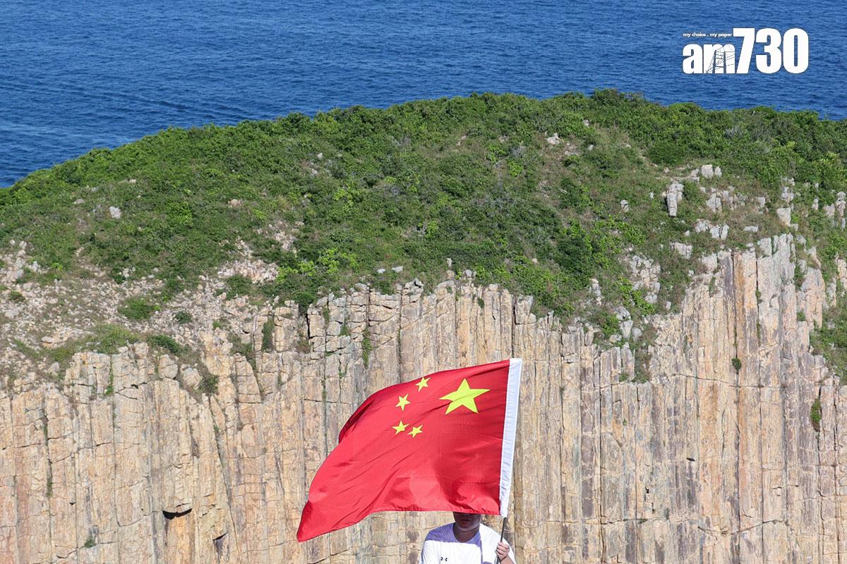 西貢萬宜水庫吸引不少內地旅客遊覽和「打卡」,有人帶同國旗到場揮舞。(吳康琦攝)