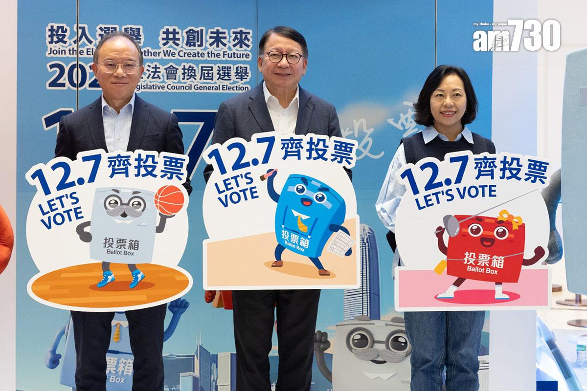 陳國基(中)與曾國衞(左)、麥美娟(右)參觀「選舉進社區」展覽。(蘇文傑攝)