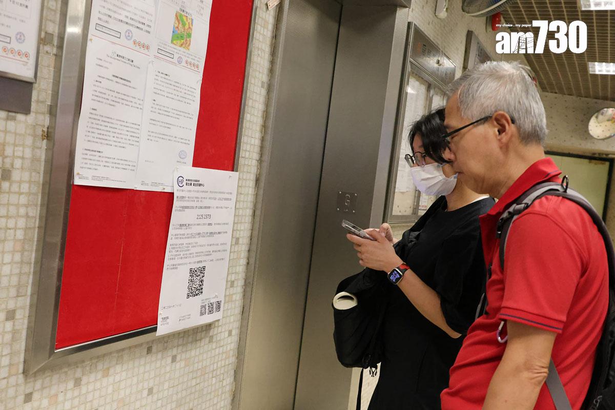 衞生防護中心在鳳德邨住宅大堂張貼基孔肯雅熱確診個案相關資訊。(吳康琦攝)