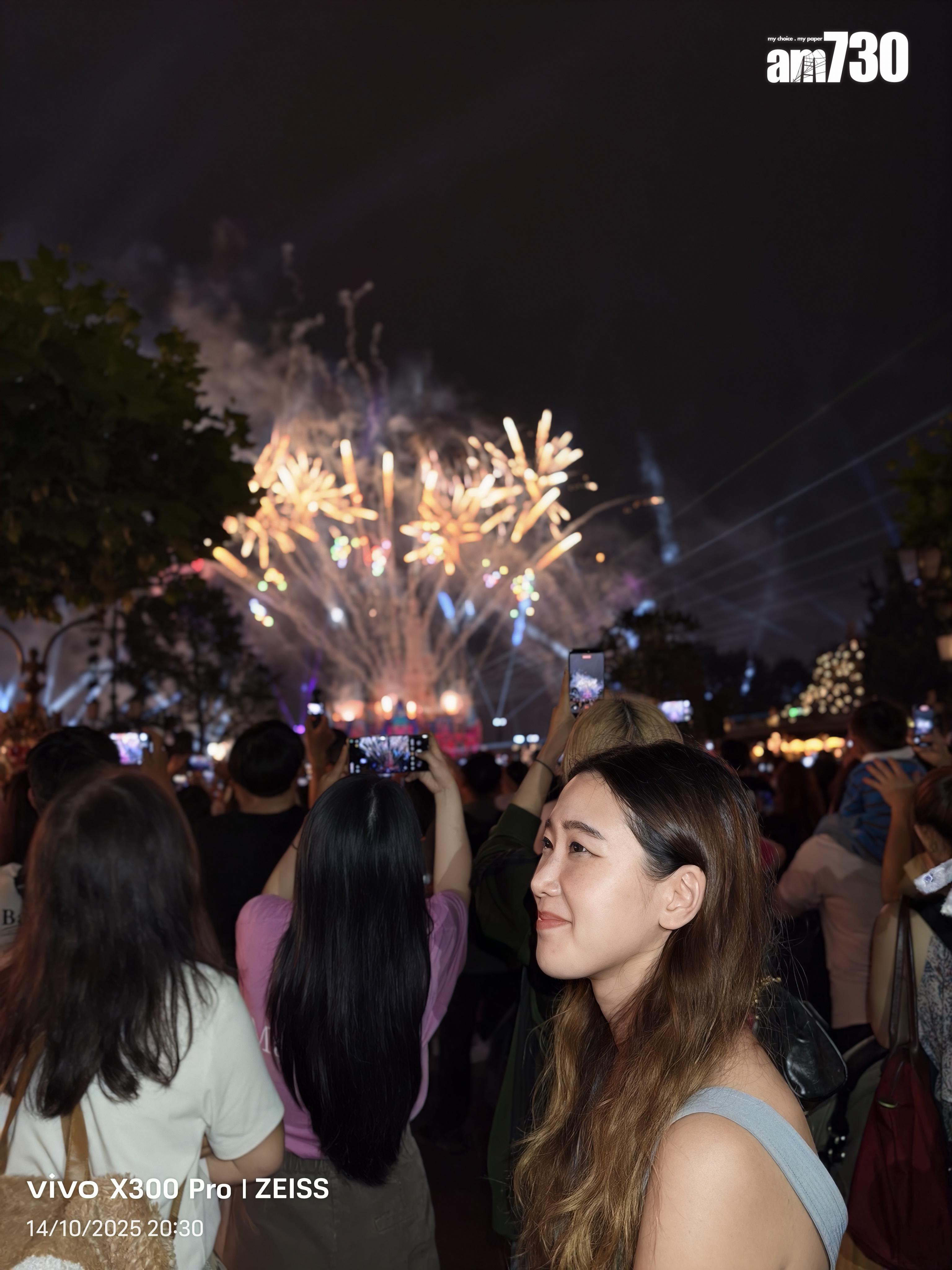 vivo X300 Pro的煙花人像模式可將人與煙花同框。