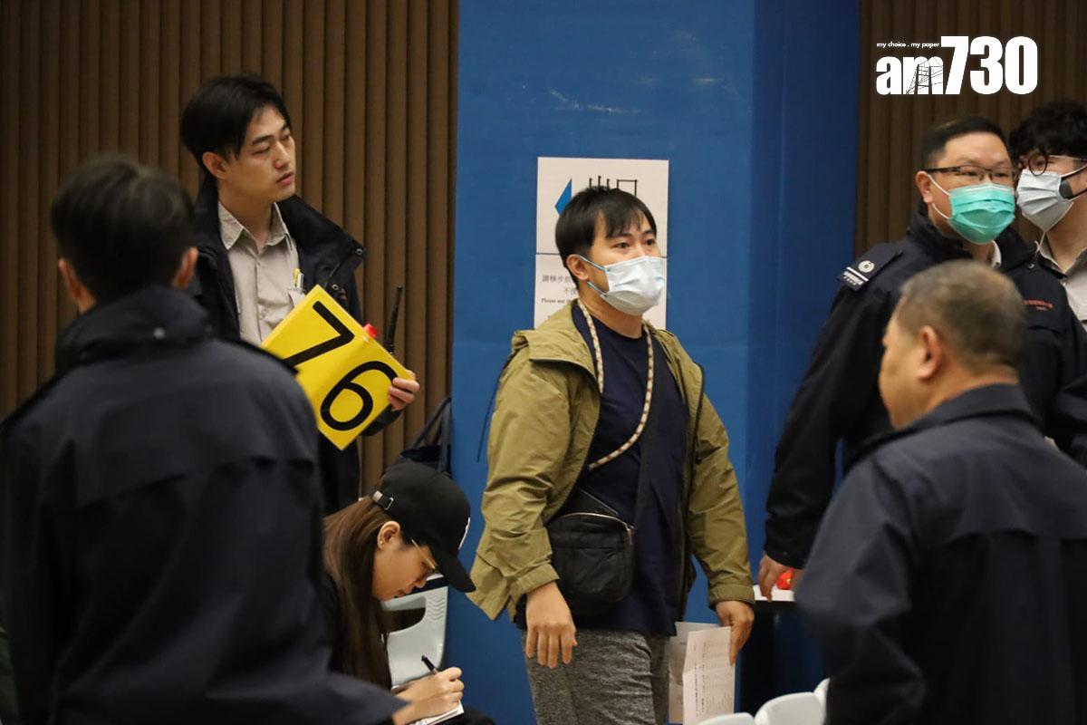 黃先生(中)透露投得檔位與去年一樣,因此無論花多少錢都勢在必得。(鍾式明攝)