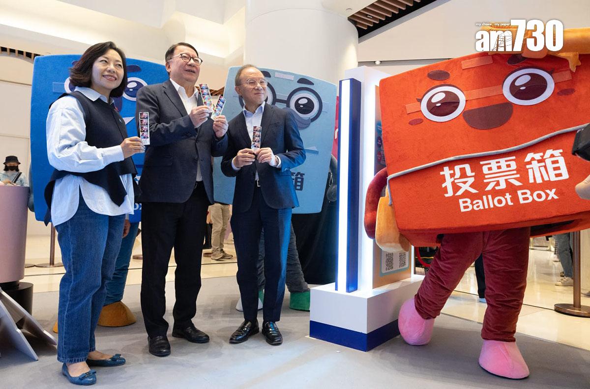 陳國基(中)與曾國衞(右)、麥美娟(左)參觀「選舉進社區」展覽。(蘇文傑攝)