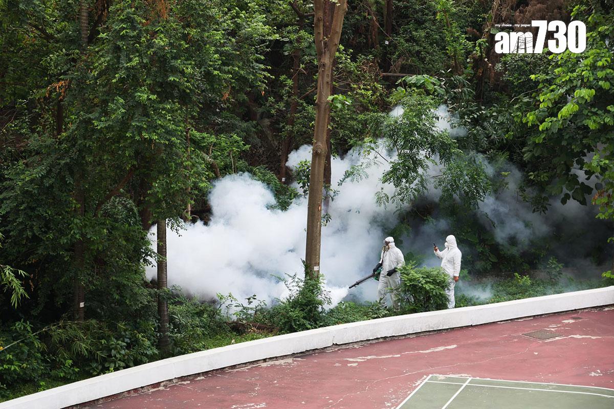 政府在患者寓所和曾到訪地點一帶加強滅蚊。(吳康琦攝)