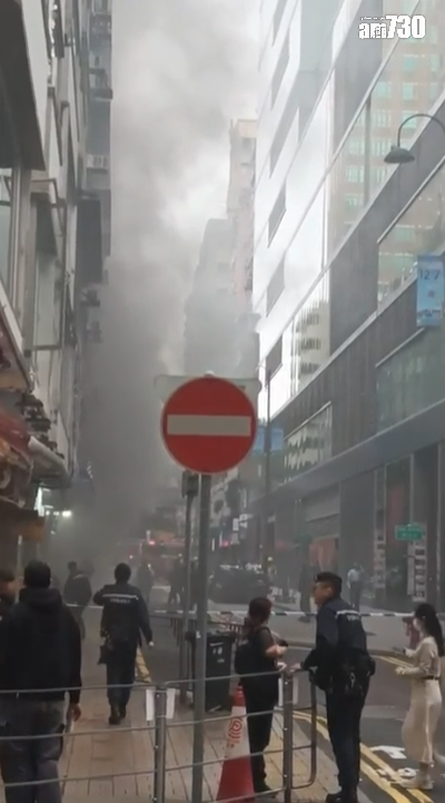 尖沙咀樂道一間泰式超市發生火警,街道上煙霧瀰漫。