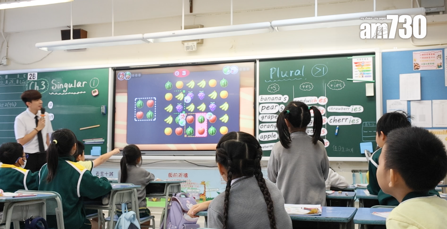 學生玩超級瑪利歐遊戲。(蘇文傑攝)