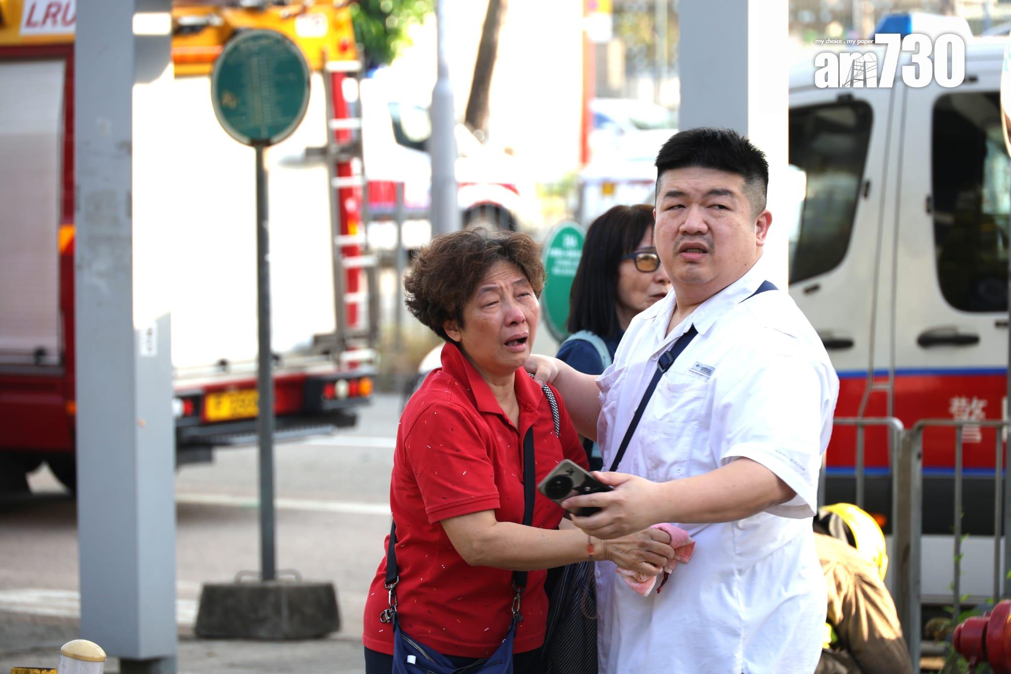 大埔宏福苑宏昌閣外牆棚架起火,消防將火警升為四級,大批居民前往安全地方暫避。 (林俊源攝)